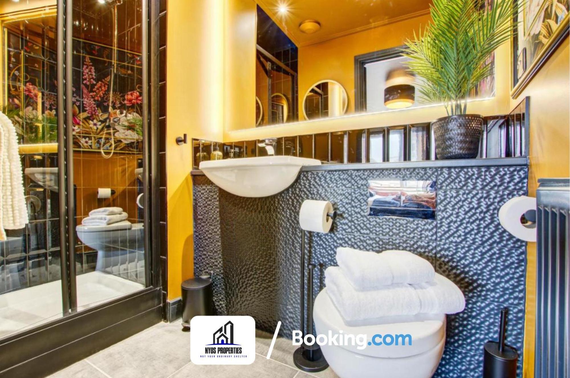 3 Bedroom Home By Nyos Properties Short Lets & Serviced Accommodation Manchester With Garden Exterior photo